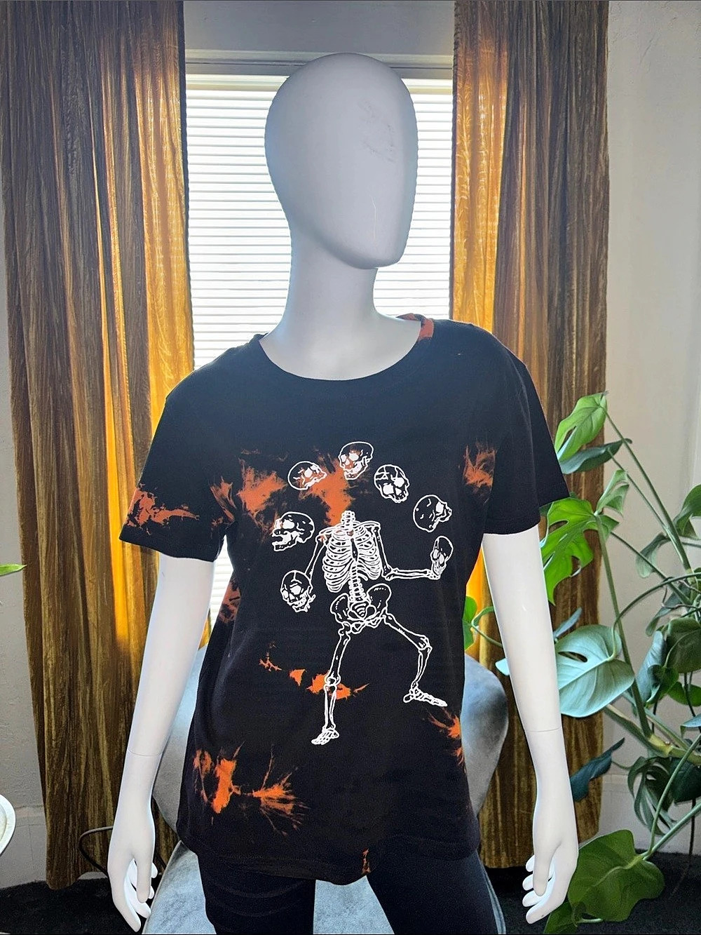 Graphic Skeleton Tee in Black & Orange Size Small Like New